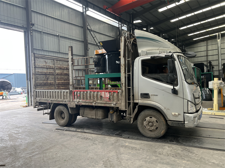 有機肥立式60粉碎機發貨現場