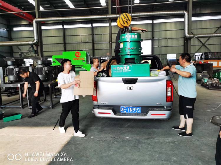 江西客戶豬糞有機(jī)肥免烘干造粒機(jī)直接開車?yán)? width=