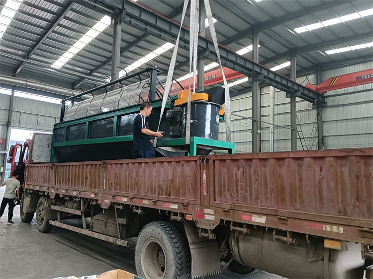 客戶定制1.5米不銹鋼篩分機,立式有機肥粉碎機發貨現場