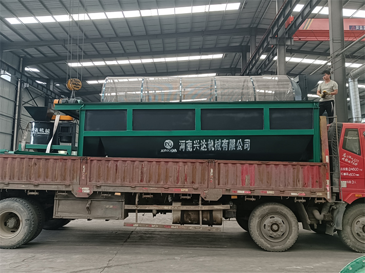 客戶定制1.5米不銹鋼篩分機,立式有機肥粉碎機發貨現場