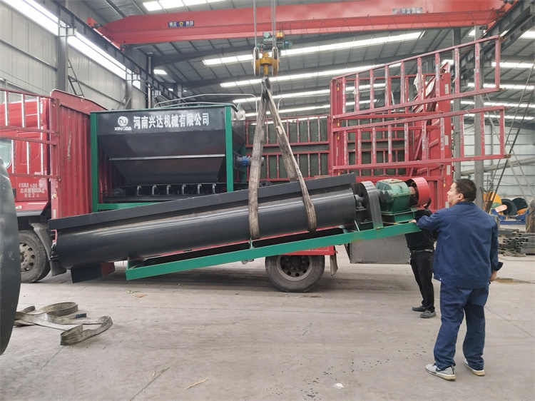 有機(jī)肥鏟車料倉,攪拌機(jī)發(fā)貨現(xiàn)場