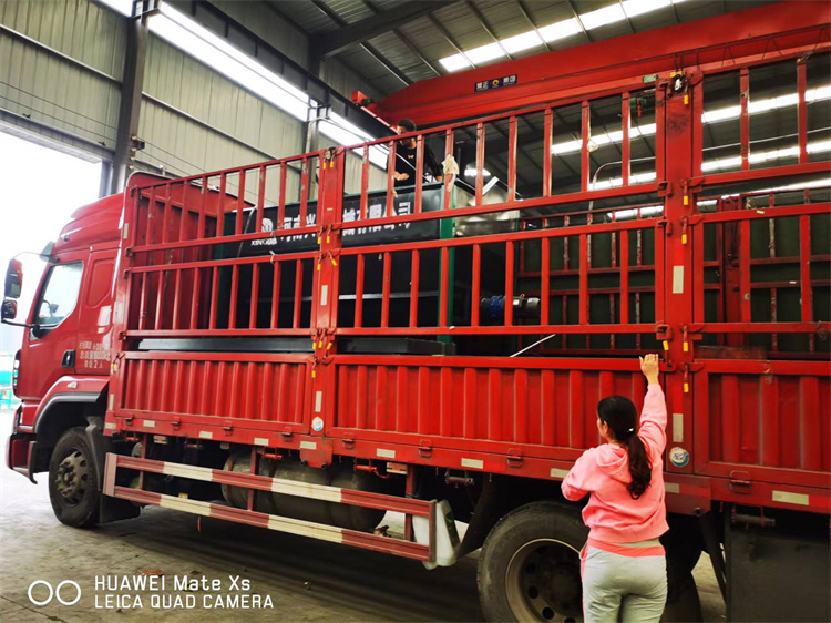 有機(jī)肥鏟車料倉,攪拌機(jī)發(fā)貨現(xiàn)場