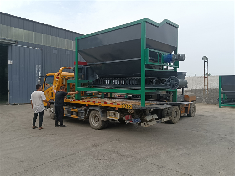 山東客戶,有機肥鏟車料倉,立式粉碎機發貨現場