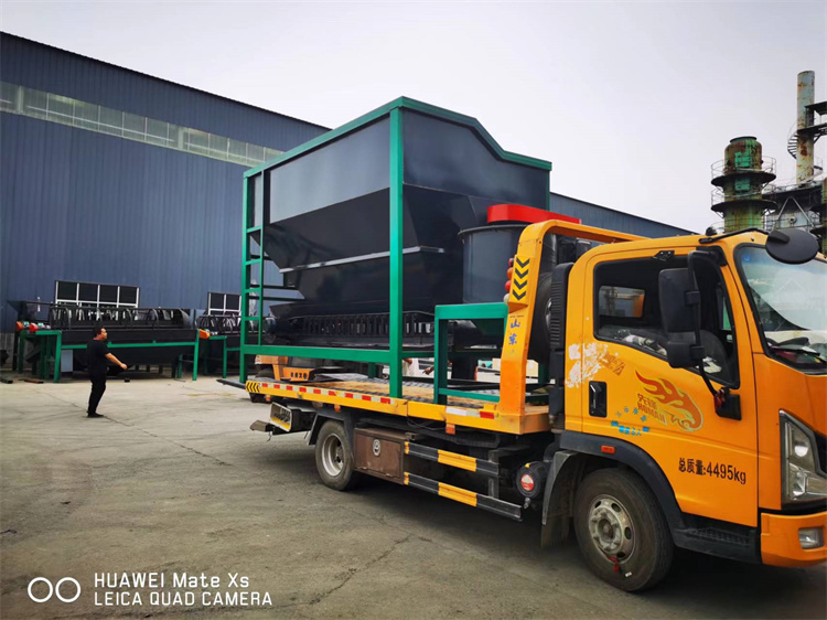 山東客戶,有機肥鏟車料倉,立式粉碎機發貨現場