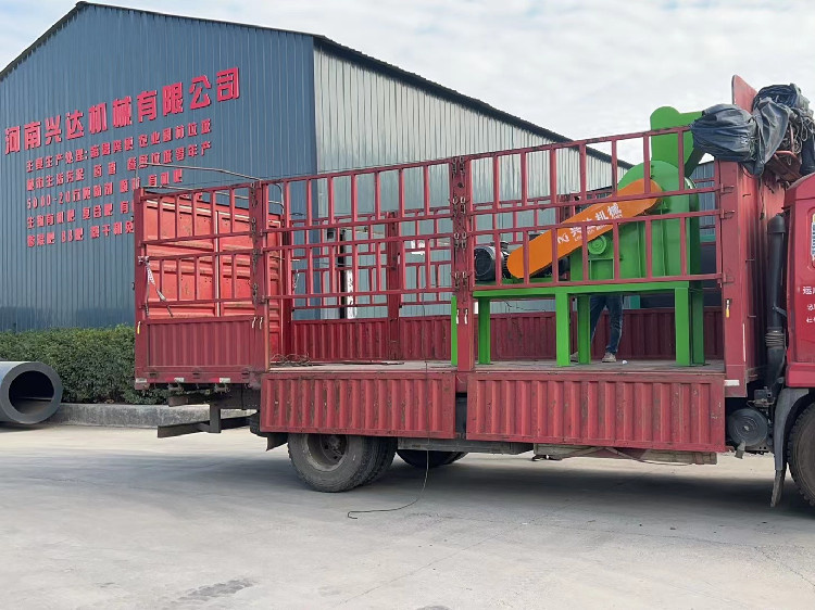 有機肥60型雙機粉碎機發貨現場