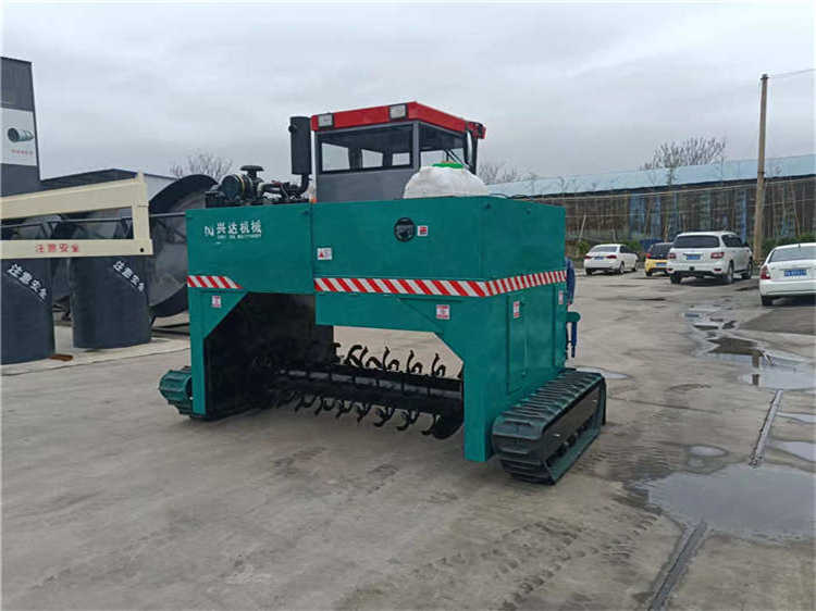 有機肥履帶翻拋機是一款地面式發酵設備牛羊糞便處理好手