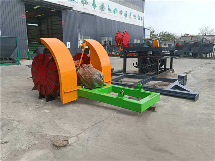 8米大跨度輪盤翻拋機客戶定制發酵設備加工生產中