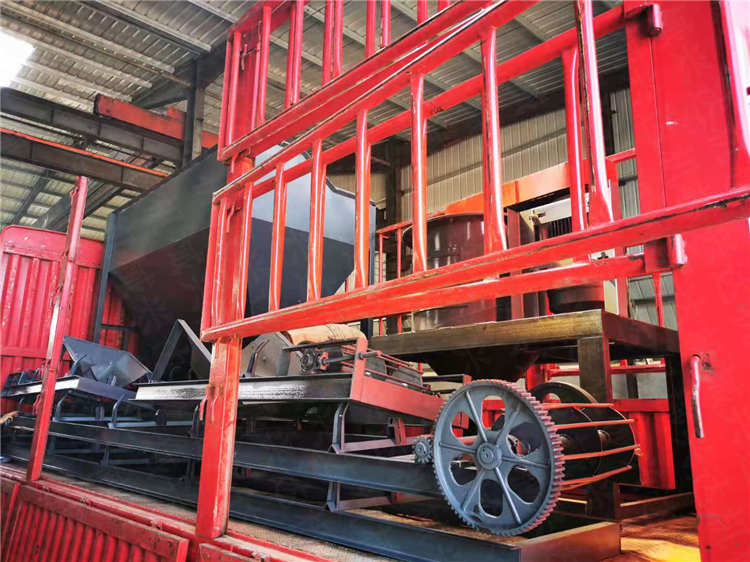 豬糞處理生產(chǎn)有機(jī)肥使用生產(chǎn)線設(shè)備粉碎機(jī),鏟車(chē)料倉(cāng)發(fā)貨