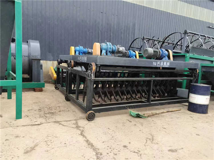 小型發酵槽式翻拋機,處理豬糞酒糟腐熟翻堆成有機肥,堆肥效率高