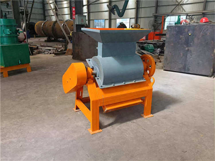 臥式尿素粉碎機,粉碎強度大,粉料細,顆粒化肥籠式粉碎機