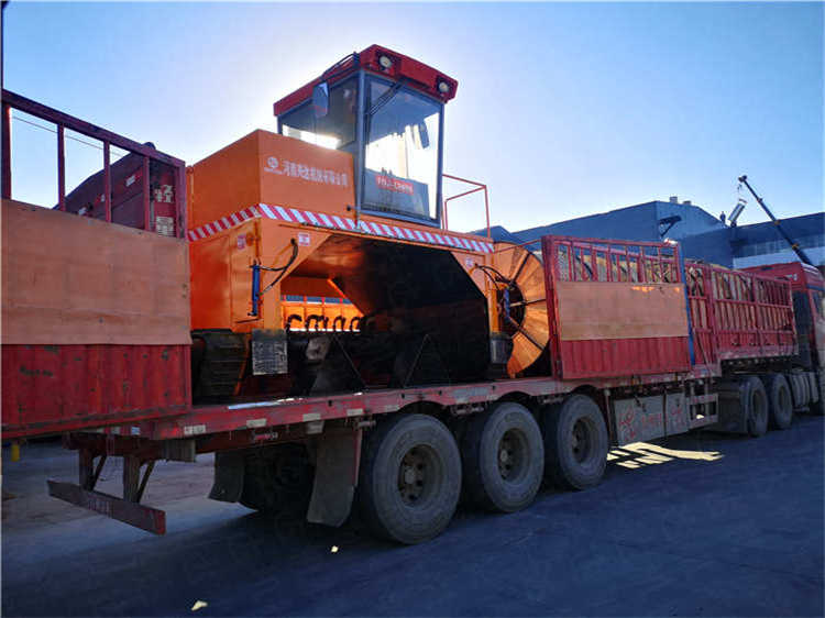 處理畜禽糞便槽式與無(wú)槽的區(qū)別,行走式履帶翻拋機(jī),發(fā)酵快地面式堆放處理