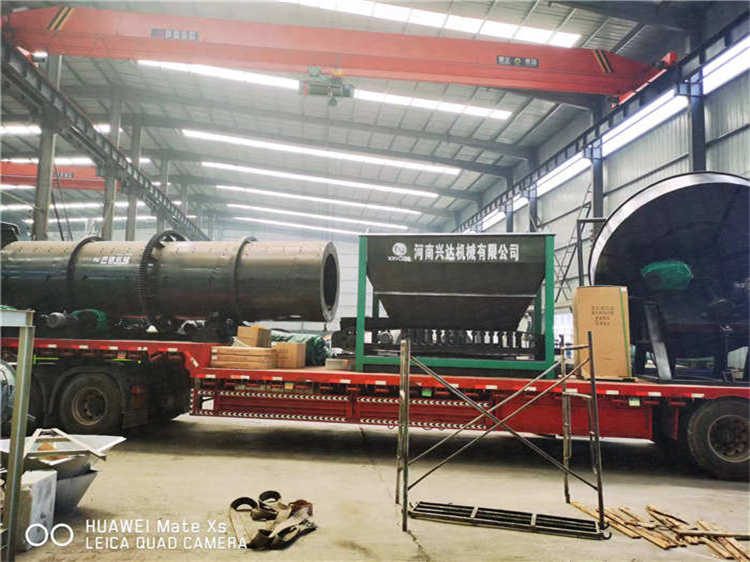 山東客戶雞糞造粒生產(chǎn)線年產(chǎn)2萬噸整套有機肥設(shè)備發(fā)貨現(xiàn)場